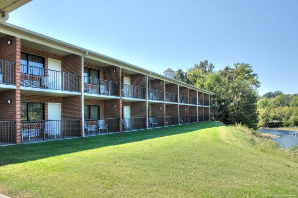 MAGNUSON HOTEL ON THE LAKE-CLARKSVILLE (Clarksville)